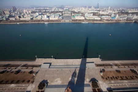 L'ombra della torre Juche a Pyongyang, Corea del Nord